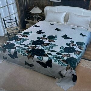 King size Flannel blanket, brand new , Super Soft, thick,Rose pattern,green